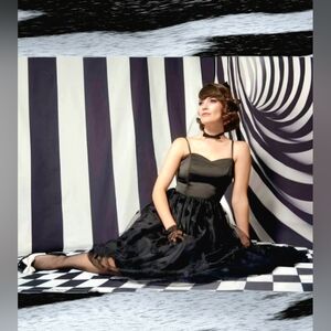 BEETLEJUICE X UNIQUE VINTAGE BLACK BEETLEJUICE SWEETHEART SWING DRESS. Size XS